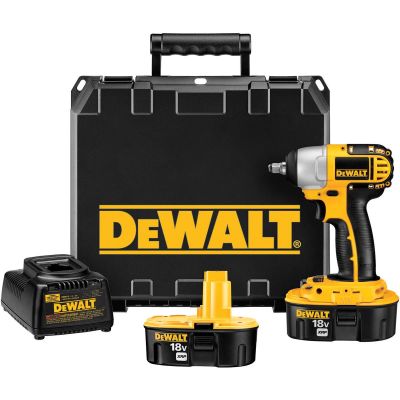 DWTDC823KA image(0) - 3/8" Heavy-Duty 18V Cordless Impact Wrench Kit